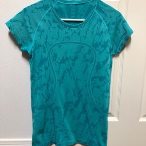 Lululemon size 8 marbled teal swiftly tech shirt